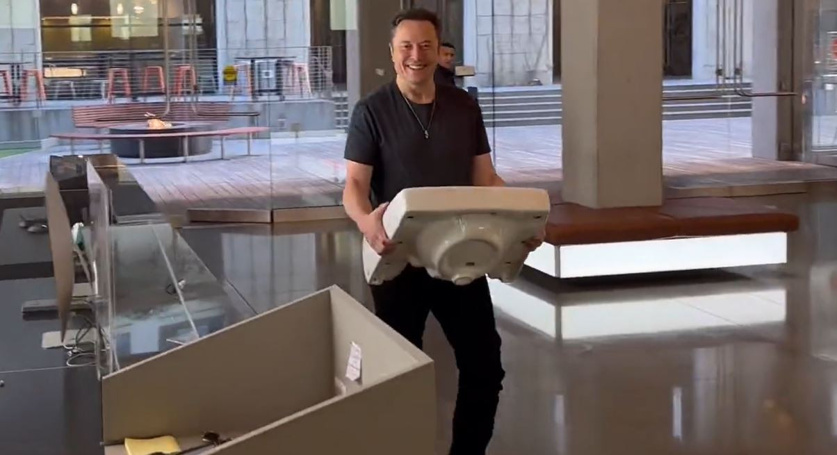 Elon Musk lavaboyla Twitter binasında!