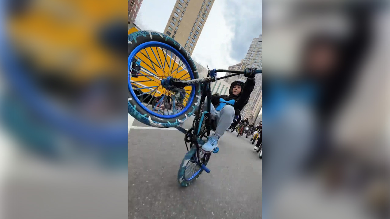 Bisikletli gençlerin eğlencesi