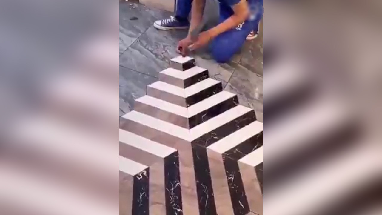 Yerlere üç boyutlu resimler çizen adam