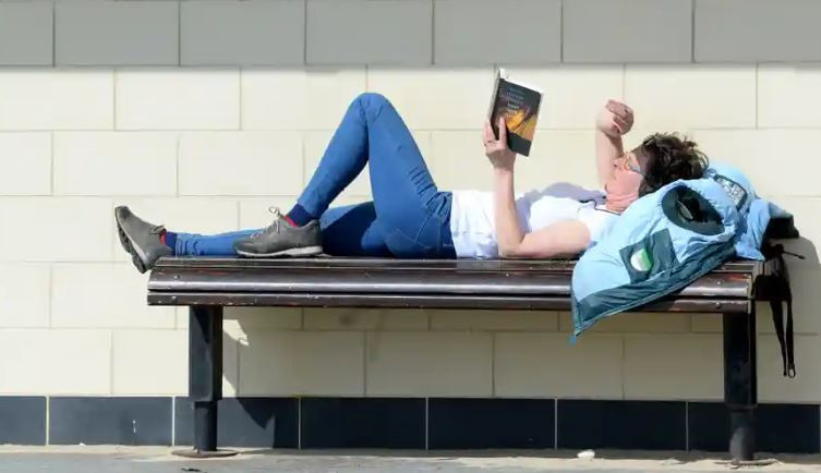 Düzenli kitap okumak ömrü uzatıyor!