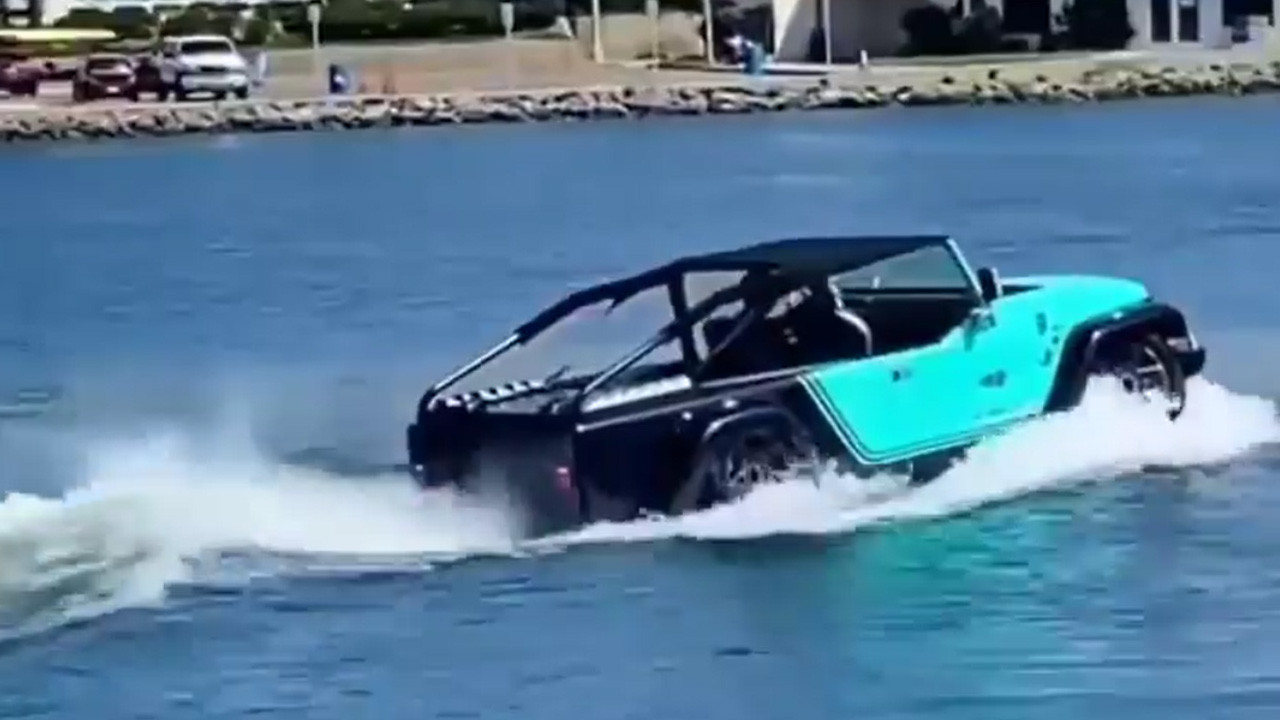 Bu araba suda gidebiliyor