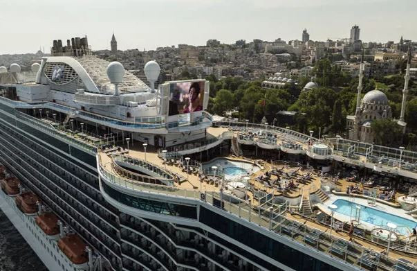 330 metre uzunluğundaki dev gemi İstanbul'da!