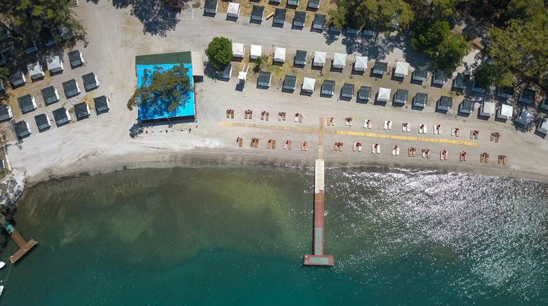 Türkiye'nin örnek plajı! Lise işletiyor, öğrenciler çalışıyor