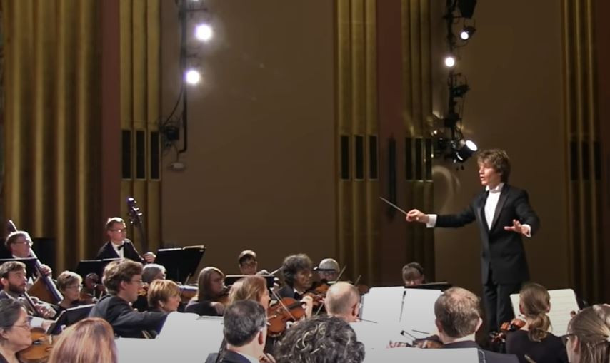 Konserde uyursan ne olur?