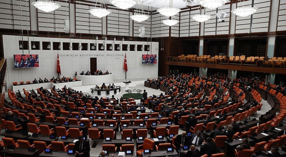 Kamuda sözleşmelilere kadro yasalaştı!