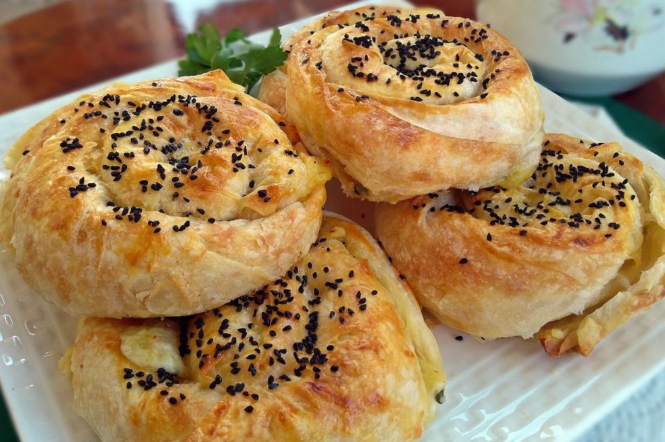 Börek sevenlerin bayılacağı lezzet: Patatesli gül böreği