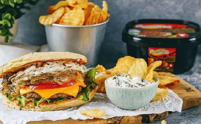 Bazlama ile hamburger yaptınız mı hiç? İşte sizlere efsane bir bazlama burger tarifi…