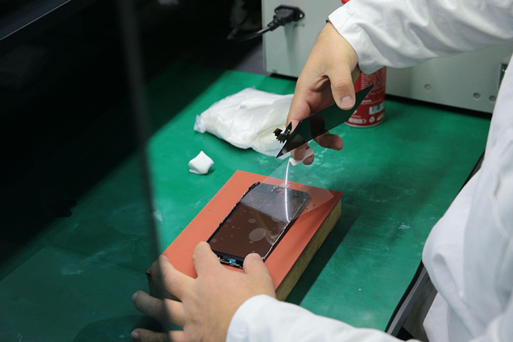 Hasarlı cep telefonu ekranlarını geri dönüşümle kullanılabilir hale getiriyorlar