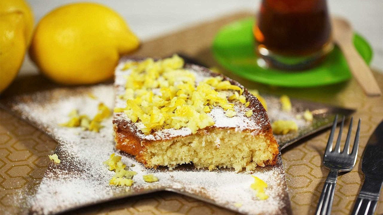 Limon tutkunlarını büyüleyen enfes limonlu kek tarifi
