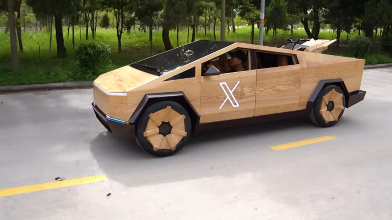 Ahşap Cybertruck yollarda! Gerçeğiyle aynı boyutlarda üretildi