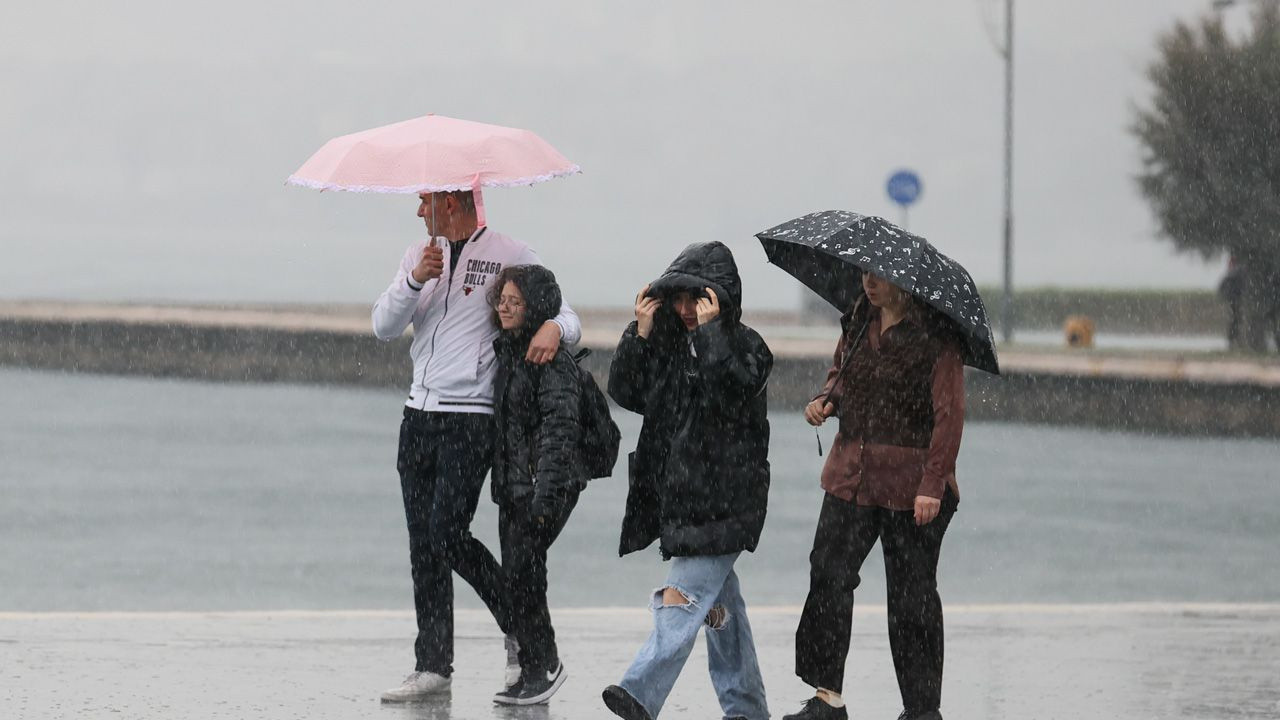 Fırtına ve sağanak yurt genelinde birçok hasara neden oldu