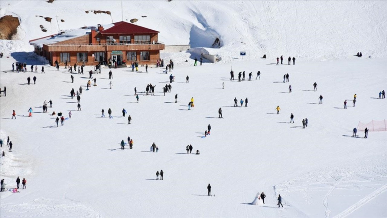 2023 yılı kış turizmi başladı! Kayak merkezleri dolup taştı! İşte kış tatilin maliyeti!