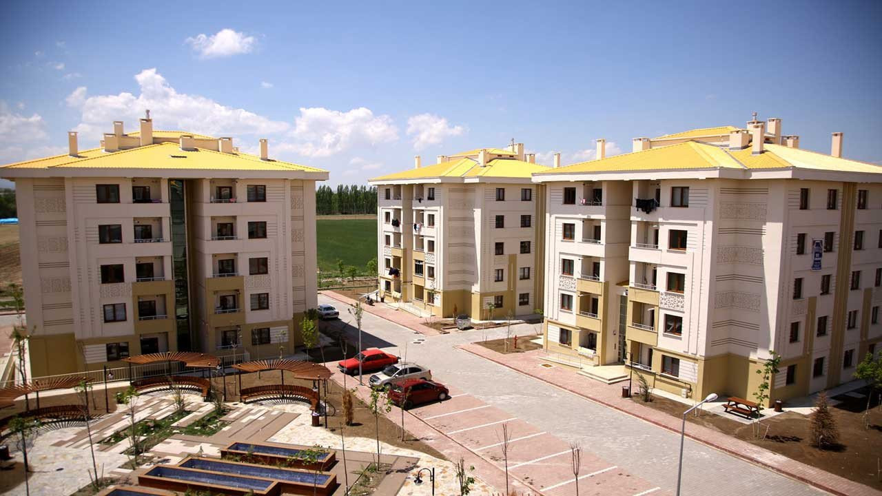 TOKİ vatandaşları sevindirecek bir haber duyurdu! 4800 TL taksitle ev sahibi olma fırsatı!