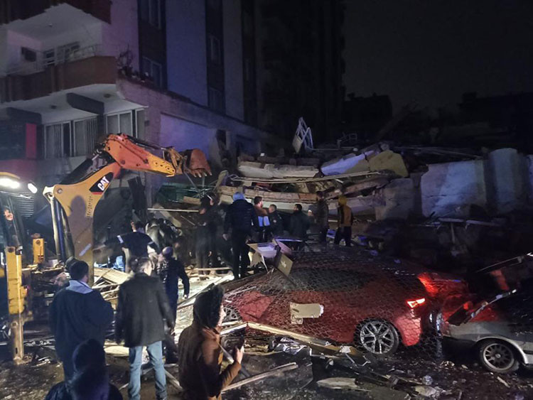 7.7'lik deprem! Türkiye'nin yarısı sallandı!