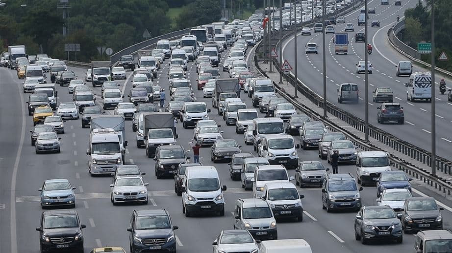 Trafiğe ne kadar araç kaydı yapıldı? En çok hangi renk araç var?
