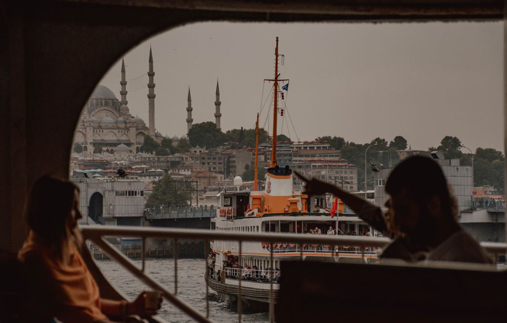 8) Boğaz'da veya Haliç'te bir tekne turuna çıkın