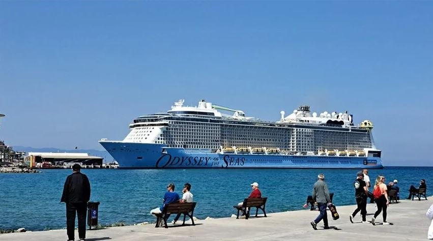 Kuşadası'na dev kruvaziyer: 4 bin 200 turist geldi