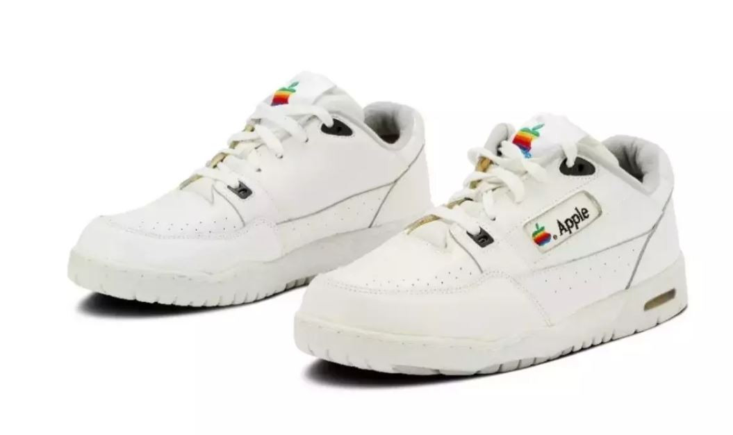 Apple marka spor ayakkabı açık artırmaya çıkarıldı