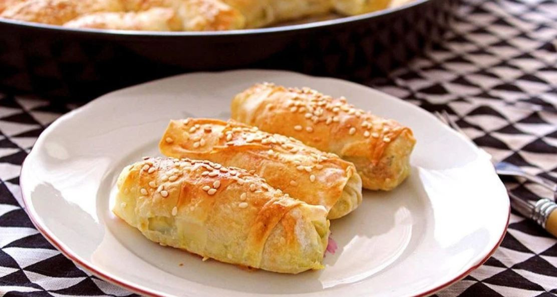Bu çıtır börek sofranızın vazgeçilmezi olacak! Sadece 3 kaşığı koymanız yeterli