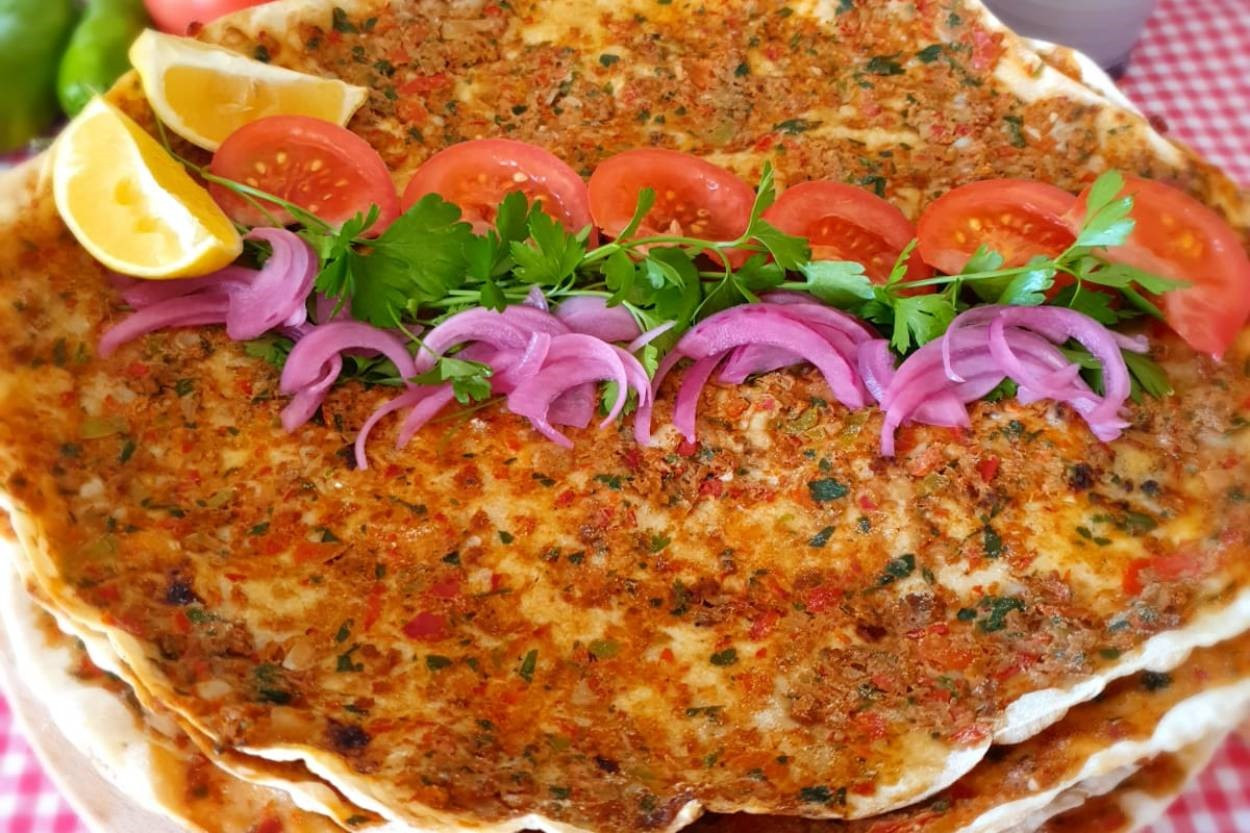 Lahmacun yapmak bu kadar kolay mıydı? İşte pratik lahmacun tarifi
