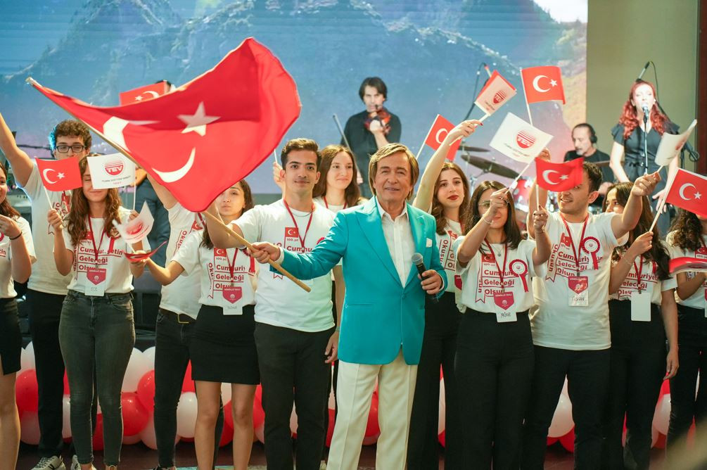 TEV'de Cumhuriyet'in 100.yılı coşkusu! Erol Evgin konseriyle kutlandı
