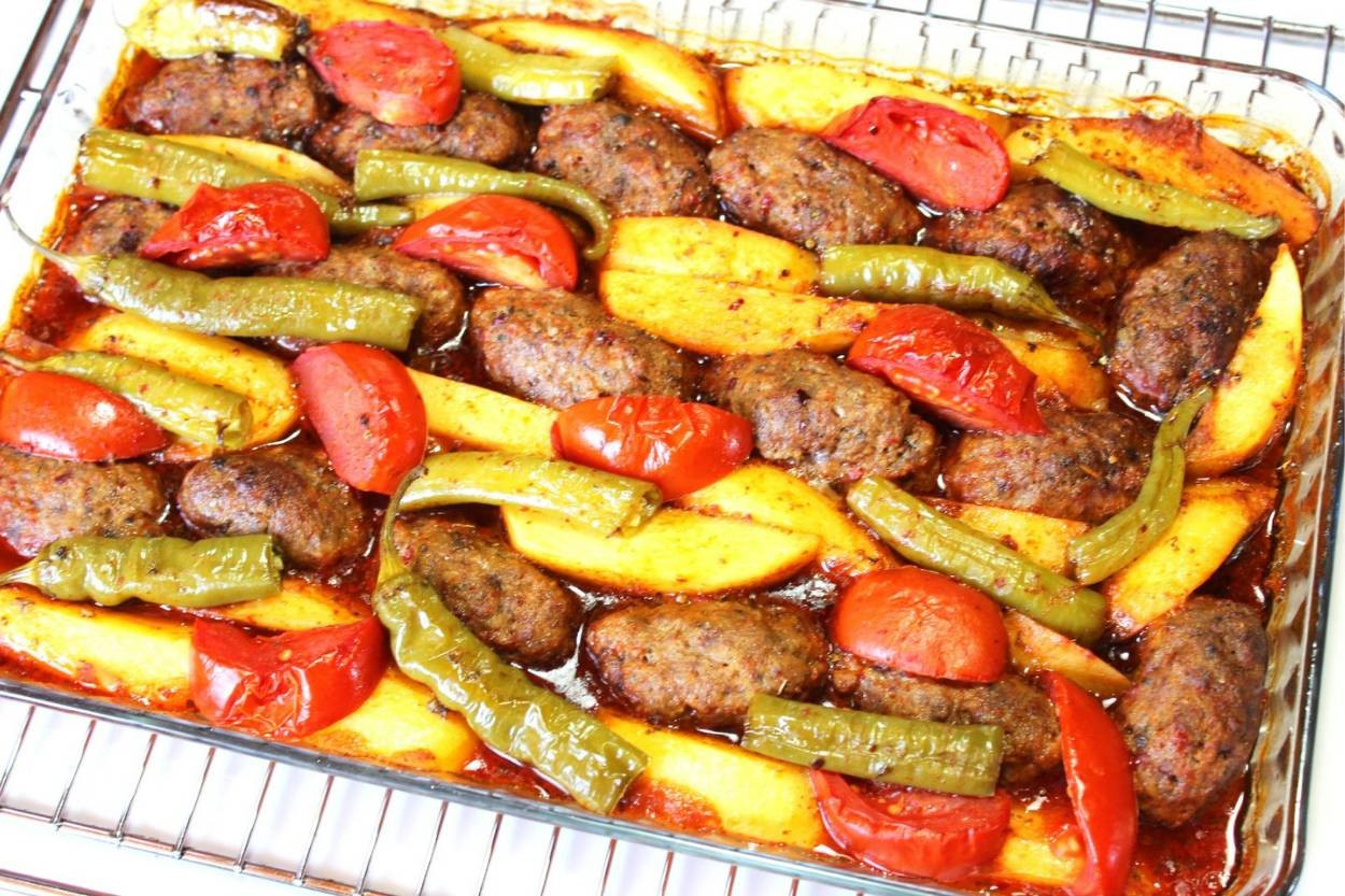 Sofralarınızın vazgeçilmezi İzmir köftesinin sır gibi saklanan tarifini sizler için araştırdık! 