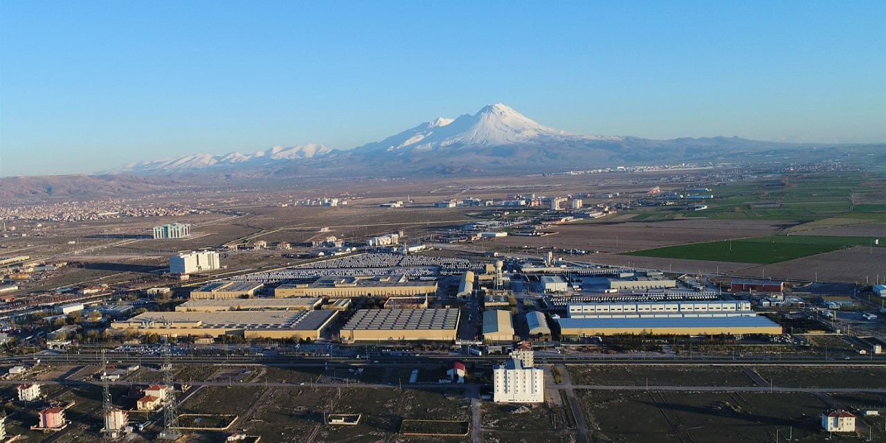 Mercedes, Aksaray'daki kamyon fabrikasını güneş enerjisiyle güçlendiriyor!