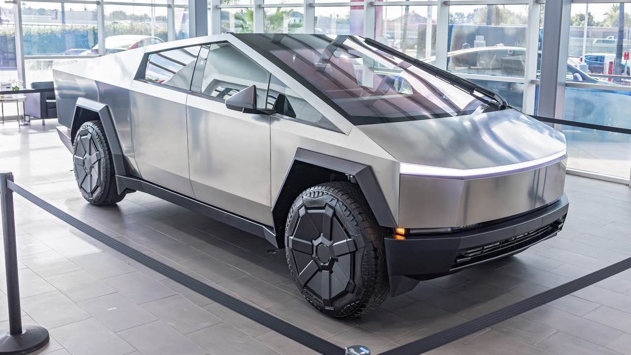 Tesla'nın çelik canavarı Cybertruck Toyota Corolla ile kafa kafaya çarpıştı!