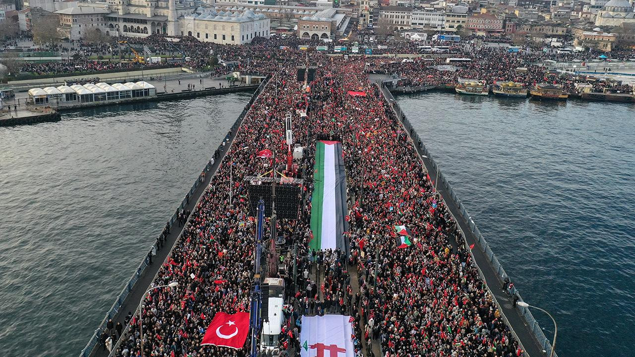 İstanbul’da yılın ilk günü yollar trafiğe kapandı! Şehitlere destek yürüyüşü gündem oldu!
