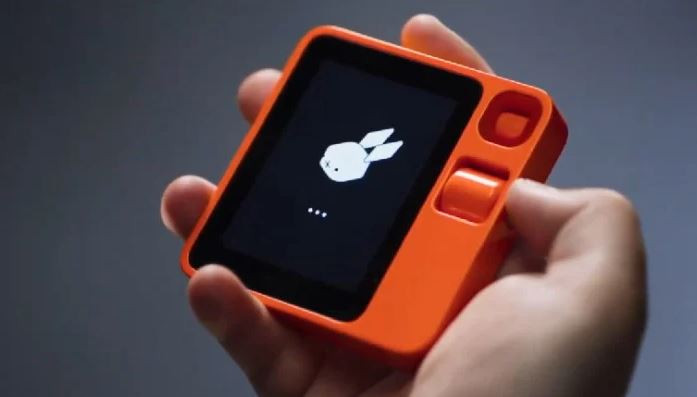 Uygulamaları sizin için kullanıyor: İşte yapay zekalı akıllı telefon Rabbit R1!