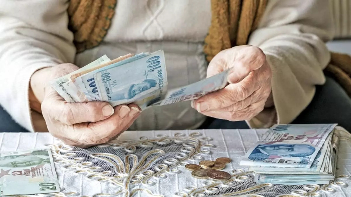 Belediyelerden Emeklilere Yılbaşı İkramiyesi! İşte Emekliye Yılbaşı İkramiyesi Ödeyen O İller…