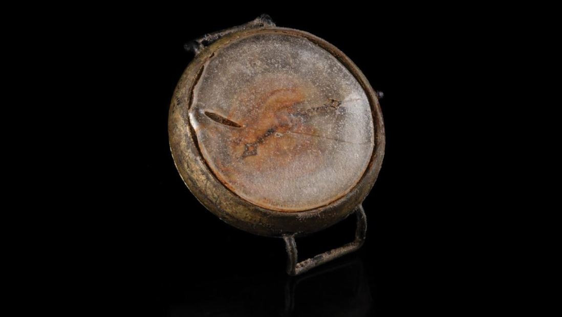 Hiroşima bombasının izlerini taşıyan saat rekor fiyata satıldı