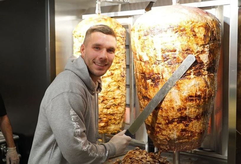 Galatasaray'ın eski futbolcusu döner zinciriyle servetine servet kattı