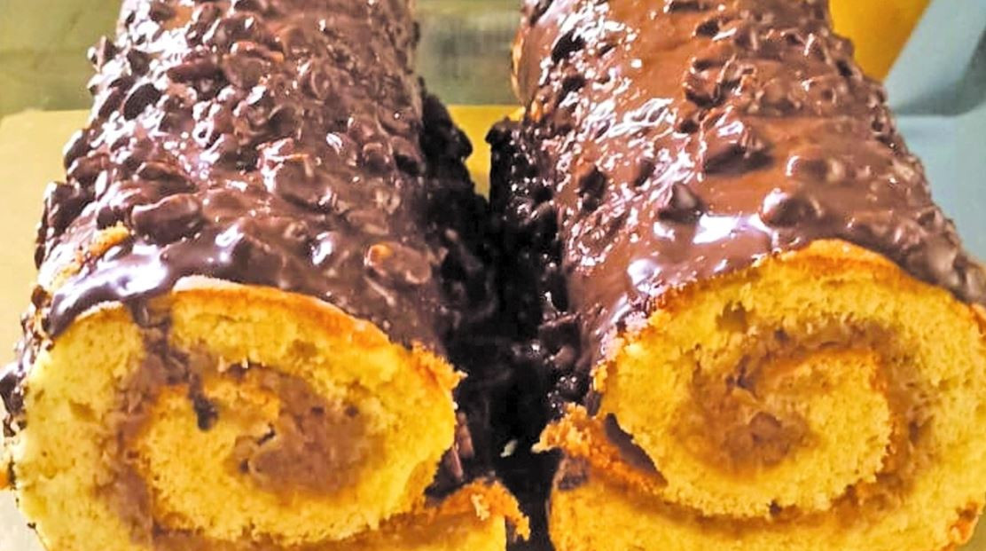 Çay saatlerinin vazgeçilmezi, en pratik ve lezzetli tatlı: Elmalı rulo pasta