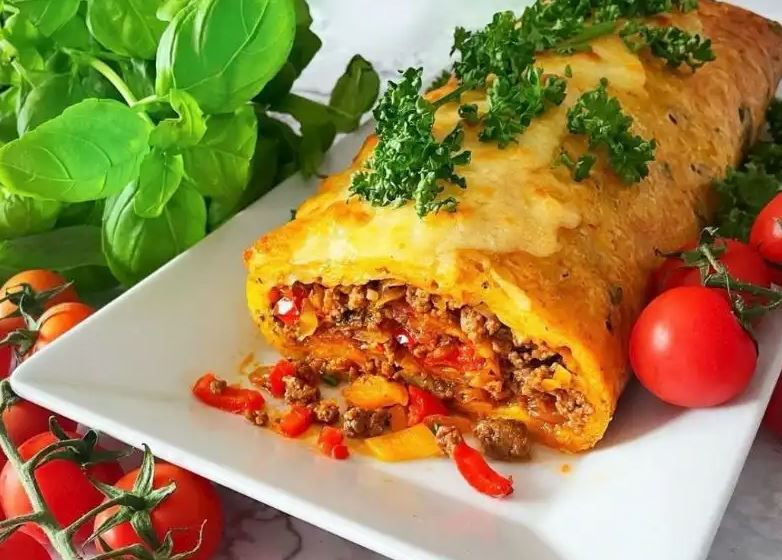 Akşam yemeklerinin vazgeçilmezi olacak! İşte kıymalı rulo patates tarifi...