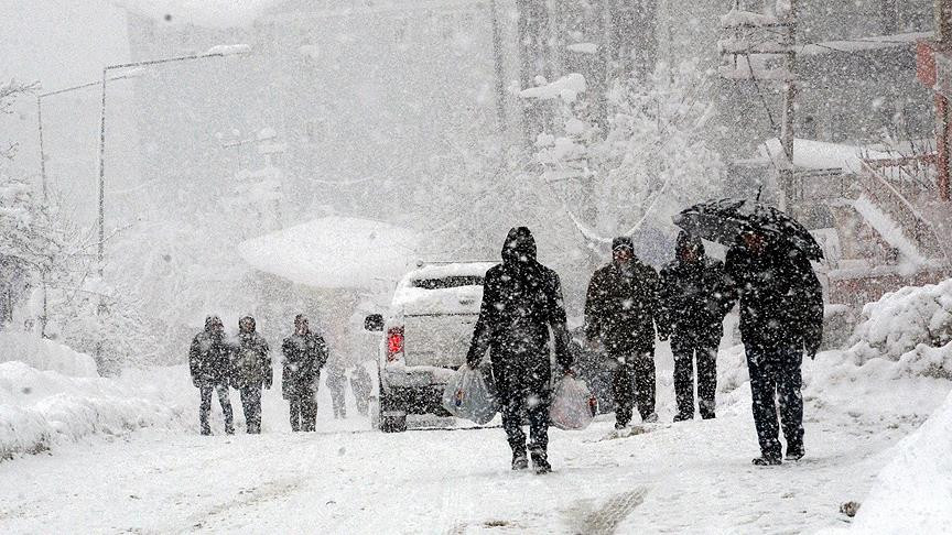 Meteoroloji'den sağanak yağış ve kar uyarısı! Bazı ilçelerde okul tatil edildi