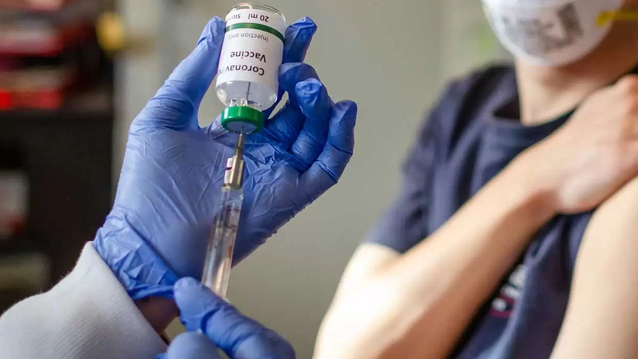 COVİD aşısı kalp yetmezliği, kan pıhtılaşması gibi hastalıklara karşı ciddi koruma sağlıyor!