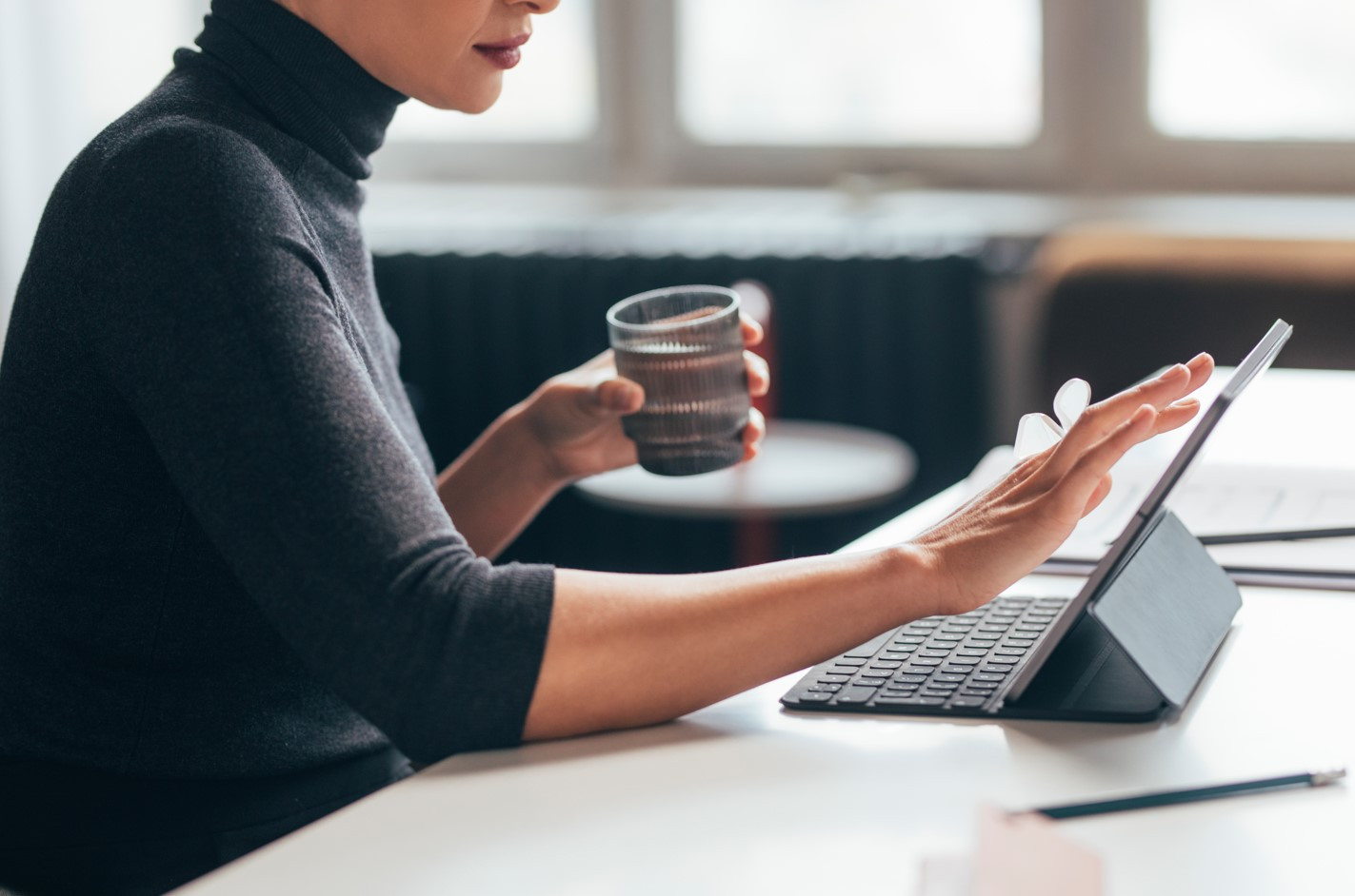 Çalışma masanızdan suyu eksik etmeyin! İşte yeteri miktarda su içmemenin zararları...