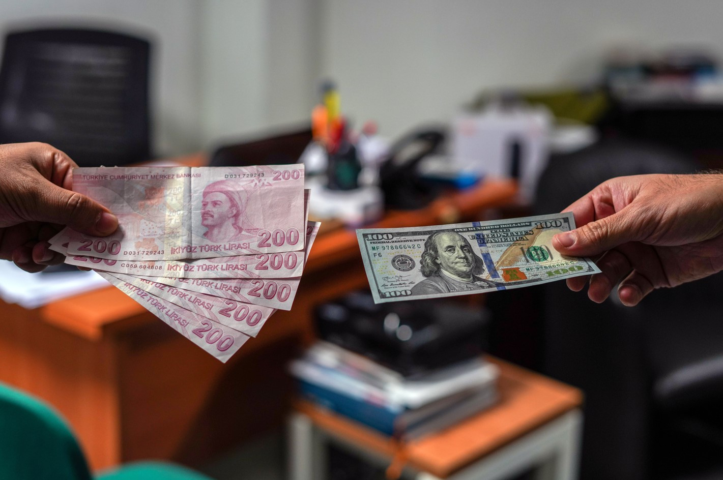 Merkez Bankası'ndan bankalara telefon: Gereksiz döviz talebine dikkat!
