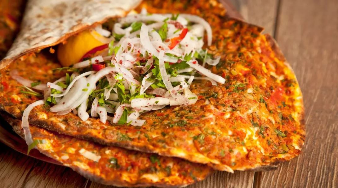 En kolay ve lezzetli lahmacun tarifi:  'Yufkadan lahmacun' 
