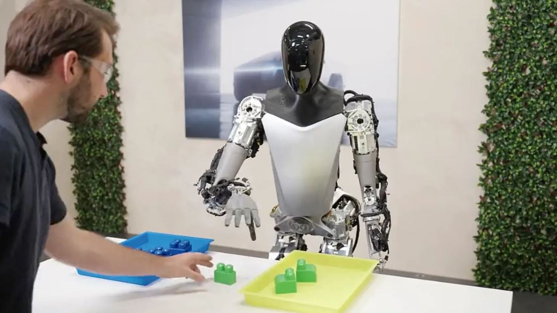 Tesla'nın insansı robotu fabrikada çalışmaya başladı