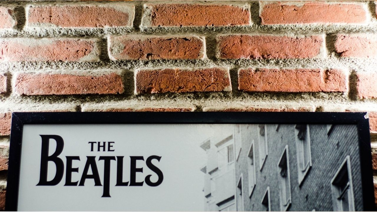 John Lennon'un kayıp gitarı açık artırmada satıldı