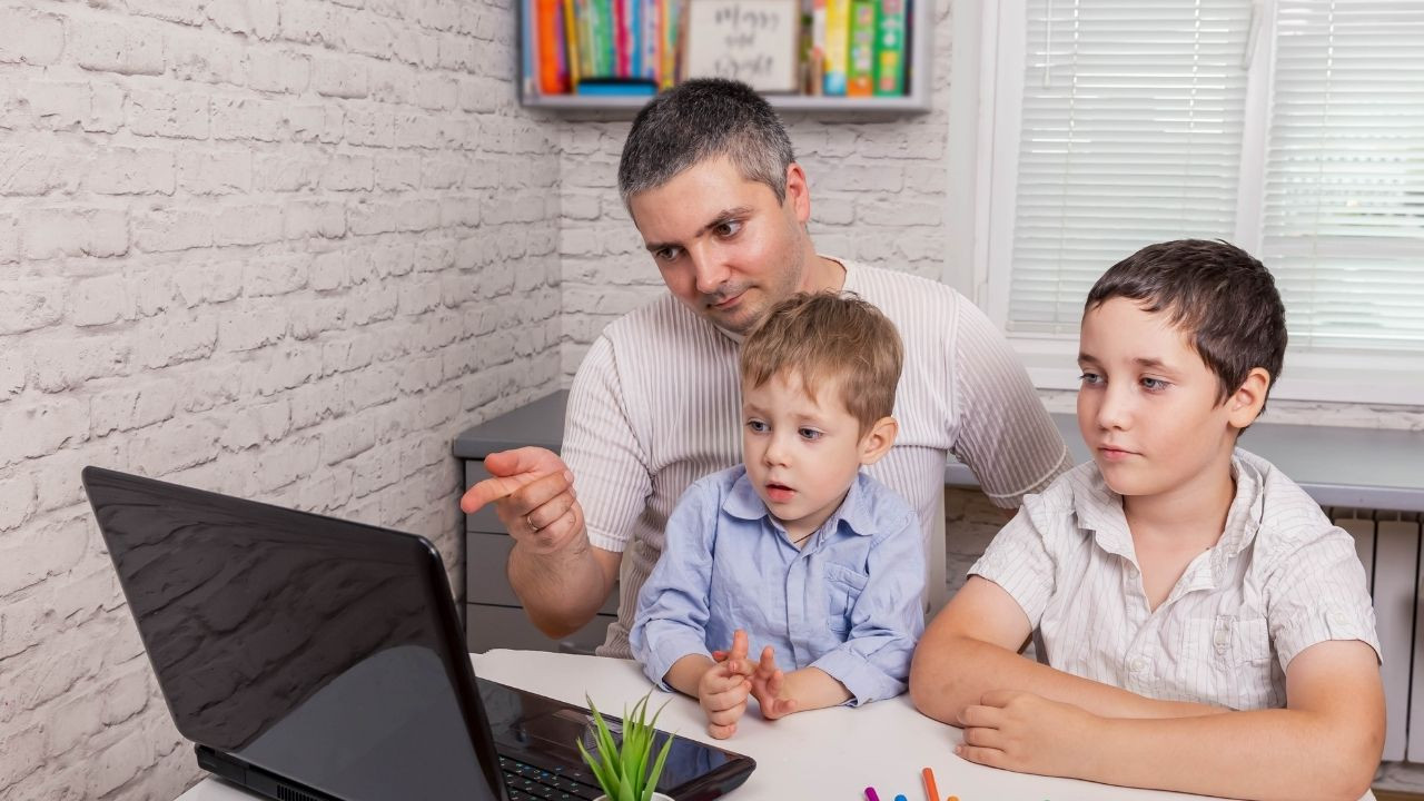 Sömestr Tatilinde Çocukları Çevrimiçi Dolandırıcılıklardan Korumanın 6 Yöntemi