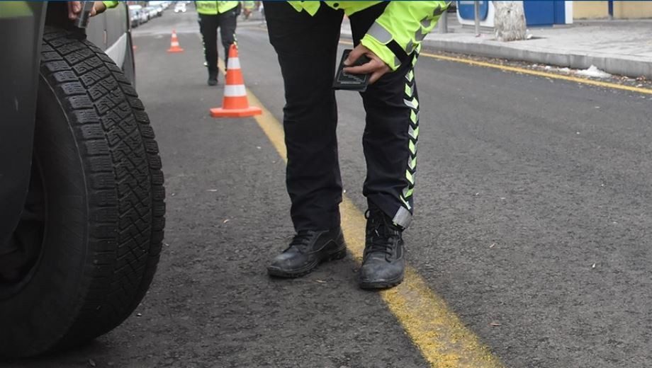 Cezası 5.856 TL! Kış Lastiğinde Kritik Tarih Geri Çekildi: Takmayana Ağır Yaptırım!