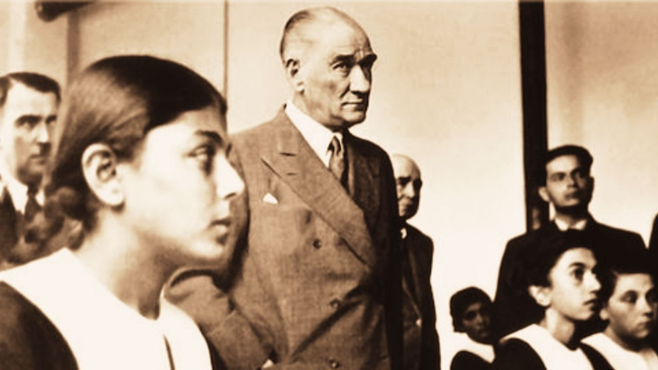 24 Kasım Öğretmenler Günü: Başöğretmen Atatürk’ten Geleceğe Uzanan Işık