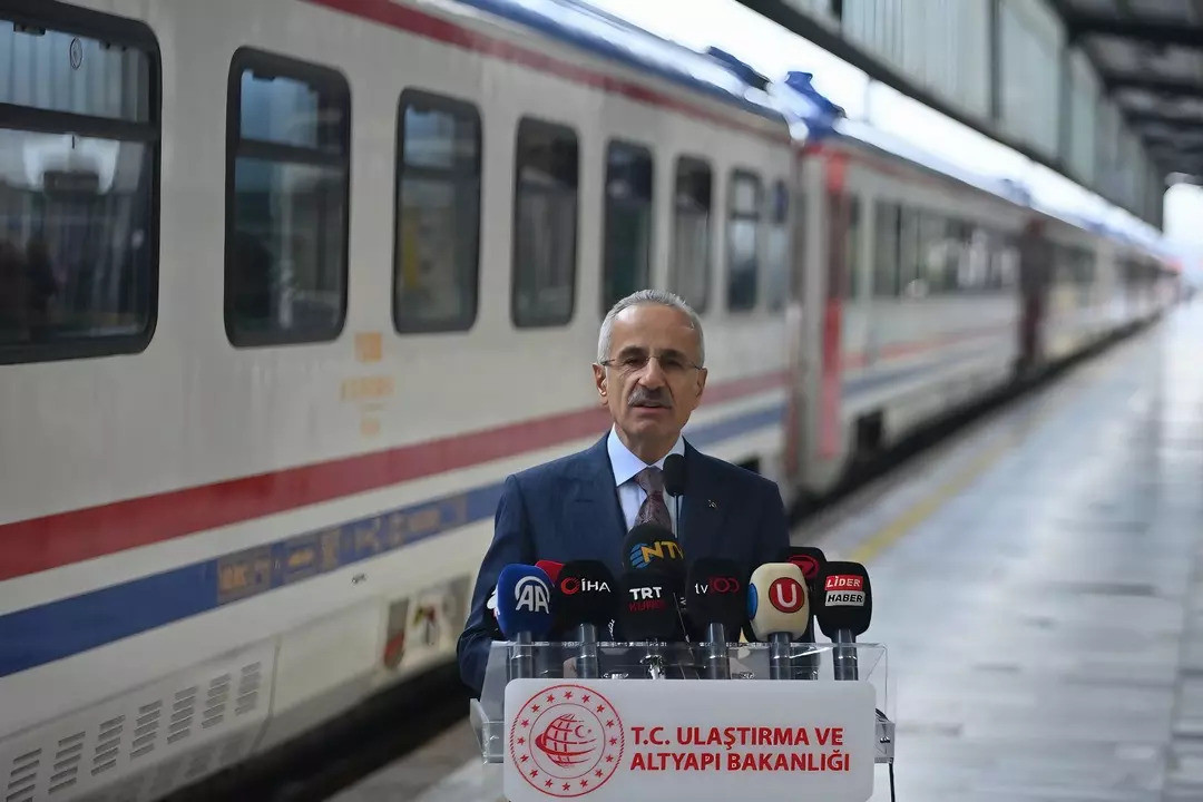 Bakan Uraloğlu'ndan Bayram Müjdesi: Tren Seferlerinde Rekor Kapasite Artışı