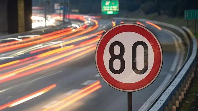 Sürücülerin Dikkat! Yeni Trafik Kanunu Teklifi: Hız Uyarı Tabelaları Belirleyici Olacak!