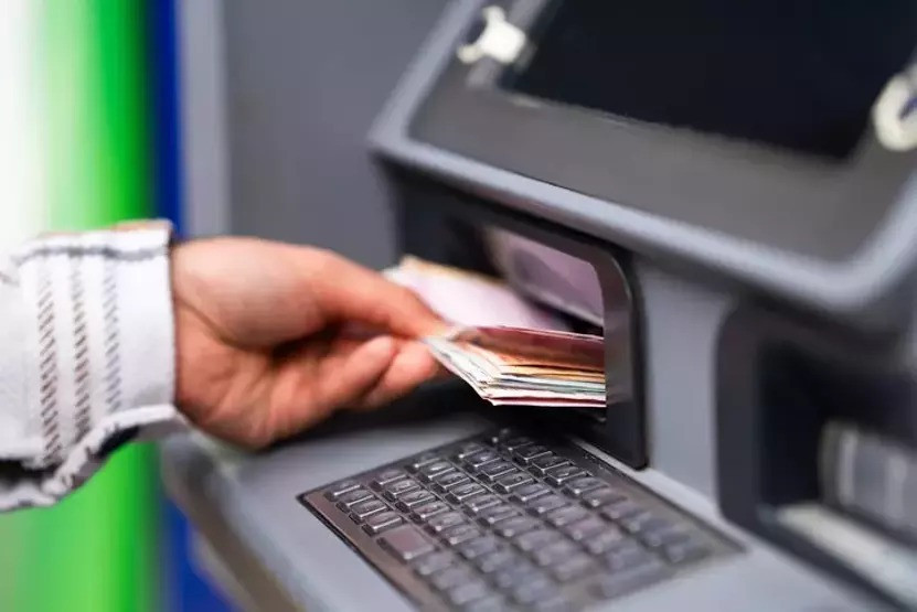ATM'lerde Yeni Dönem Bayramdan Sonra Başlıyor: 10, 20, 50 TL'den Sonra 100 TL'de Rafa Kaldırılıyor!