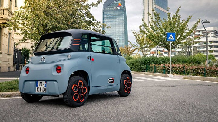Şehirlerin Yeni Gözdesi: Elektrikli Mini Arabalar Kapış Kapış Gidiyor! İşte Güncel Modeller ve Fiyat