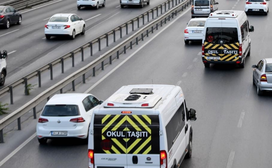 Okul Servislerine 'Güvenlik Zammı' Kapıda: Servislerde Kamera ve Acil Durum Butonu Zorunlu Oldu
